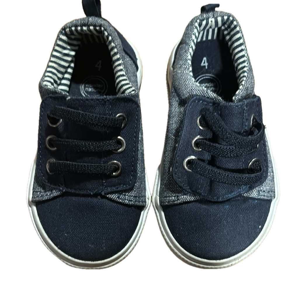 Boys size 4 shoes/sneakers wonder nation